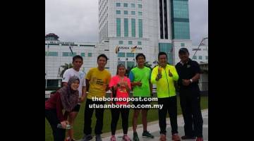 JOM SAHUT CABARAN: Zamri (dua kanan) bersama ahli-ahli Underground Runners Sibu di hadapan Wisma Sanyan yang akan menjadi lokasi Sibu Tower Run 2018.