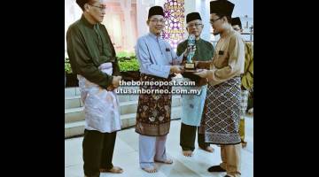 TAHNIAH: Fadillah menyampaikan hadiah kepada para pemenang Tilawah Al-Quran Peringkat Daerah dan Bahagian Kuching di Masjid Al-Abyad, Kuching.