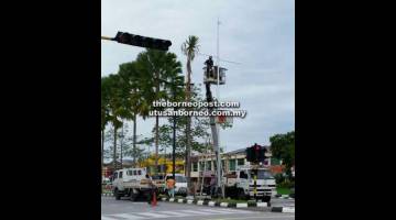 TINGKAT KESELAMATAN: Kerja pemasangan CCTV di 10 lokasi sekitar Sibu Jaya sedang giat dilakukan.