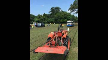 Mangsa maut apabila terkena bilah pisau traktor mesin rumput yang sedang memesin rumput di padang sekolah itu. - Foto netizen