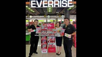 JERAYAWARA: Penyelia BDC Everrise Chong Wee Liong (kiri), wakil Lee Sing Sales and Marketing Sdn Bhd Randie Chu (tengah) dan Eksekutif Kanan Everrise BDC Siaw Siew Tiong memperkenalkan jerayawara Colgate kepada orang ramai di Everrise BDC semalam.