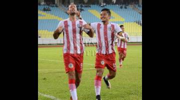 Mateo meraikan gol jaringannya bersama Bobby Gonzales.