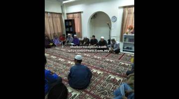 TAHLIL: Adinin (duduk, dua kanan) dan jawatankuasa Surau Itqan RPR Ranggau bertahlil bersama.