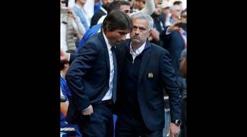 TANDA HORMAT: Conte (kanan) dan Mourinho bercakap sebelum sepak mula perlawanan final Piala FA di Stadium Wembley, London pada Ahad lepas. — Gambar Reuters