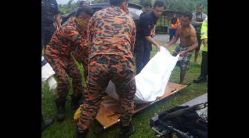 ANGGOTA bomba mengangkat mayat mangsa lemas di Kg Molonsi Kaiduan, petang Rabu.