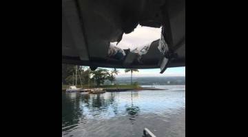 ROSAK: Bumbung bot pelancong berlubang besar selepas terkena letusan lahar dari Kilauea di laut luar pantai Kapoho, Hawaii kelmarin. — Gambar Reuters