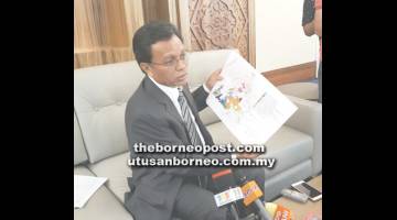 SHAFIE menunjukkan gambar kawasan hutan simpan yang menjalankan pembalakan haram.