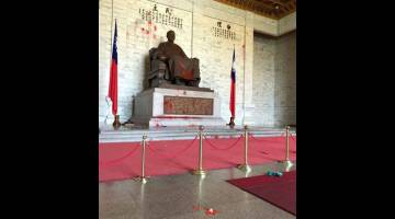 JADI SASARAN: Kulit telur dan cat merah dilihat pada patung di dewan peringatan Chiang Kai-shek di Taipei semalam. — Gambar AFP