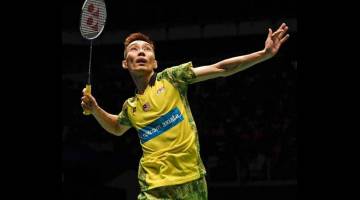 TARIK DIRI: Aksi Lee Chong Wei ketika beraksi menentang Kento Momota dari Jepun dalam perlawanan akhir Kejohanan Terbuka Malaysia 2018 di Axiata Arena awal bulan lalu. — Gambar Bernama