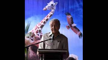 PEMBUKA MAJLIS: Dr Mahathir berucap pada majlis perasmian Langkawi Nature Park di Langkawi, semalam. — Gambar Bernama