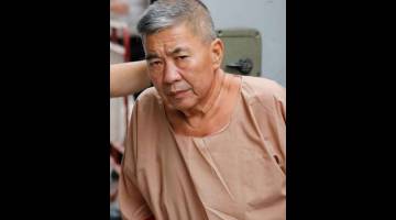 DIHUKUM MATI: Tan ketika tiba untuk perbicaraannya atas             tuduhan mengedar lebih 200 kilogram dadah di mahkamah Bangkok, Thailand semalam. — Gambar Krit Promsakla/Thai News/AFP