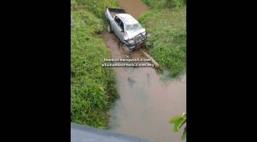 REMUK: Kenderaan mangsa terhumban ke dalam sungai. 