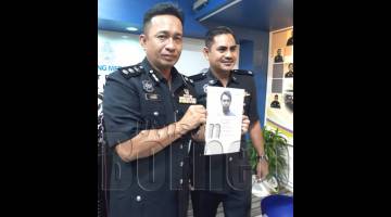 HABIBI (kiri) menunjukkan gambar maklumat mengenai ketua Geng Ramos yang masih dalam buruan polis.