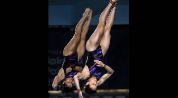 Mun Yee dan Nur Dhabitah menduduki tempat ketiga dalam acara 10 meter Synchro Platform Wanita Akhir pada Sukan Asia Jakarta Palembang 2018 di Pusat Akuatik Gelora Bung Karno semalam. - Foto Bernama