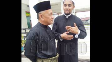 RENDRA (kanan) berbincang sesuatu bersama Awang Ahmad Sah Datuk Sahari, Pengerusi Koperasi Kemajuan Perikanan dan Nelayan Sabah selaku Penasihat Jawatankuasa Masjid Al-Kauthar Tg. Aru.