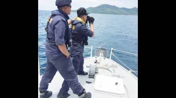 ANGGOTA APMM semasa menjalankan operasi SAR di sektor pencarian perairan Sepanggar.