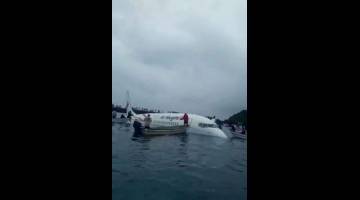 TERHEMPAS: Gambar diperolehi daripada media sosial menunjukkan pesawat Air Niugini yang terhempas di lagun Chuuk, di Weno, Micronesia pada 28 September lalu. — Gambar Reuters