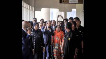 CARI KEBENARAN: Najib dan Rosmah kelihatan keluar dari Kompleks Mahkamah Kuala Lumpur, semalam.  — Gambar Bernama