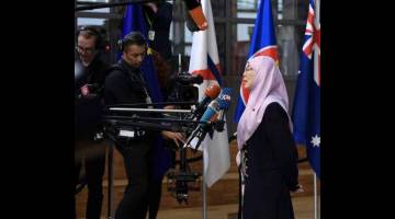 HENTIKAN KEKEJAMAN: Wan Azizah menjawab pertanyaan media asing ketika menghadiri Pembukaan Mesyuarat Sidang Kemuncak Asia-Eropah ke-12 (ASEM) Bangunan Europa di Brussels, semalam. —  Gambar Bernama