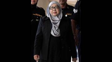 PECAH AMANAH: Hasanah keluar setelah dihadapkan ke Mahkamah Sesyen berhubung isu pecah amanah membabitkan wang milik Kerajaan Malaysia di Kuala Lumpur, semalam. — Gambar Bernama