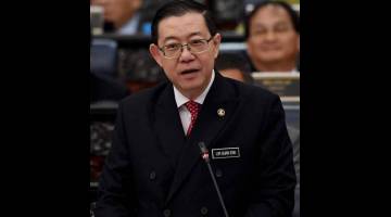 DETIK BERSEJARAH: Lim ketika membentangkan Rang Undang-Undang Perbekalan (Belanjawan) 2019 di Dewan Rakyat, semalam. — Gambar Bernama