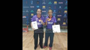 JUARA: Anthony (kiri) dan Zaini meraikan kemenangan meraih pingat emas pada 25th World Chinese Badminton Championship 2018 di Chengdu, China.