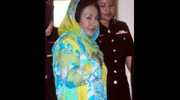 TENANG: Rosmah tiba di pekarangan Kompleks Mahkamah Jalan Duta, Kuala Lumpur, semalam. — Gambar Bernama