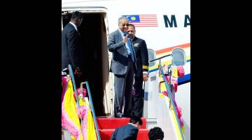 Dr Mahathir dan isteri Tun Dr Siti Hasmah Mohamad Ali menaiki pesawat khas pulang ke Malaysia setelah menamatkan lawatan kerja dua hari ke Thailand di Pangkalan Tentera Udara Diraja Thailand Don Mueang, hari ini. - Gambar Bernama 