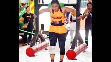 Aksi juara Orang Kuat Wanita Sabah, Frahsillia dalam disiplin Yoke Walk. 