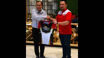 JANJI YANG TERBAIK: Stephen (kiri) menyerahkan jersi acara E-Sport anjuran CityONE, yang pertama kali dianjurkan di Sarawak kepada Presiden Persatuan E-Sport Sarawak, Afiq Fadhli Narawi (kanan) sempena Upacara Pembukaan Semula CityONE di Kuching, semalam.