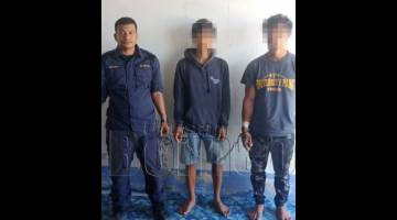 ANGGOTA Maritim Malaysia bersama dua PTI yang ditahan dalam Ops Bagang di Pitas.