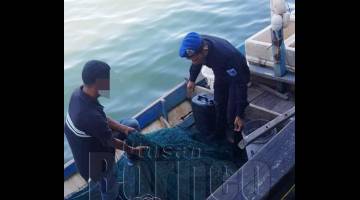 ANGGOTA Polis Marin memeriksa dan menahan lelaki yang sedang memukat.