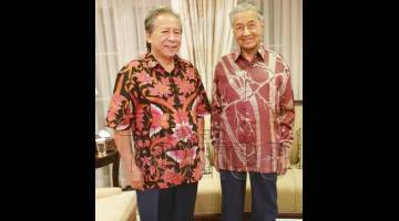 ANIFAH (kiri) merakamkan gambar kenangan bersama Tun Mahathir (kanan) sempena pertemuan itu.