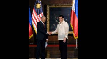 ERAT HUBUNGAN: Dr Mahathir (kiri) berjabat tangan dengan Presiden Filipina, Rodrigo Roa Duterte pada Forum Perniagaan Malaysia-Filipina di Malacanang Palace, semalam. — Gambar Bernama