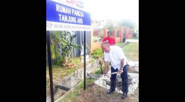 AWANG Ahmad Shah merasmikan pemasangan papan tanda nama Pangsapuri Tanjung Aru dengan kempen 'Perangi Dadah Habis-Habisan'.