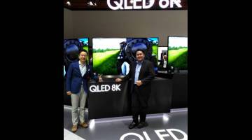 MODEL BAHARU: Presiden Samsung Malaysia Electronics Yoonsoo Kim (kiri) mengumumkan keseluru-han barisan TV QLED 2019 syarikat itu akan terdapat di lebih 60 pasaran pada tahun ini. — Gambar Bernama