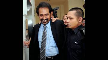 KE MAHKAMAH: Gnanaraja (kiri) dihadapkan ke Mahkamah             Sesyen di Shah Alam semalam atas tiga pertuduhan menipu seorang pengarah urusan membabitkan RM19 juta berhubung siasatan projek terowong dasar laut Pulau Pinang, dua tahun lepas. — Gambar Bernama