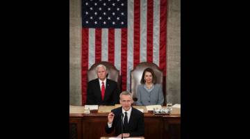 TEGAS: Stoltenberg berucap pada satu sidang bersama Kongres AS sementara Pence (belakang kiri) dan Speaker Dewan Perwakilan AS Nancy Pelosi mendengar di Washington DC pada Rabu. — Gambar AFP