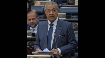 KEMBALI HAK SARAWAK: Dr Mahathir membentangkan Rang Undang-Undang Perlembagaan Persekutuan Artikal 1(2) pada Persidangan Dewan Rakyat di Bangunan Parlimen, di ibu negara semalam. — Gambar Bernama