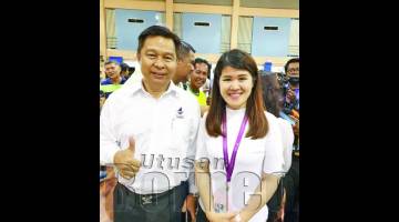 DONALD (kiri) merakam gambar kenangan bersama Vivian yang memenangi kerusi Parlimen Sandakan.