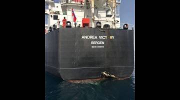 ROSAK: Gambar serahan Emirati National Media Council kelmarin menunjukkan kapal tangki minyak Norway, Andrea Victory, salah sebuah daripada empat kapal yang rosak dalam ‘serangan sabotaj’             di perairan Fujairah di UAE sehari sebelumnya. — Gambar AFP