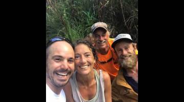 SELAMAT: Imej serahan Cantellops daripada facebook.com/AmandaEllersMissing/, menunjukkan Eller (dua kiri) bersama para penyelamatnya (dari kiri) Cantellops, Troy Helmer dan Chris Berquist di Hutan Simpan Makawao di Maui, Jumaat lalu. — Gambar AFP