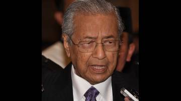 Dr Mahathir menjawab pertanyaan wartawan pada Majlis Sambutan Hari Raya Aidilfitri Jabatan Perdana Menteri hari ini. - Gambar Bernama 