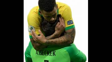 WIRA BRAZIL: Jesus memeluk rakan sepasukan, Alisson selepas jaringan penaltinya mengesahkan kemenangan Brazil ke atas Paraguay pada perlawanan tersebut. — Gambar AFP