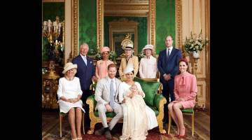 SELAMAT DIBAPTIS: Gambar rasmi majlis tersebut serahan Duke dan Duchess of Sussex menunjukkan mereka bersama Putera Archie Harrison Mountbatten-Windsor serta ahli keluarga terdekat di Green Drawing Room di Istana Windsor, barat London kelmarin. — Gambar AFP