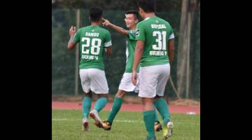 Yazid (tengah) meraikan jaringannya bersama rakan sepasukan dalam aksi Liga M3 menentang Puchong Fuerza di Stadium MMU, Cyberjaya hari ini.