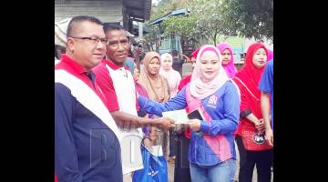 HAZULIZAH  dan Umno bahagian Batu Sapi serta sayap-sayap pergerakan menyampaikan sumbangan kepada mangsa ribut di Kampung Desa Permai, Sandakan.