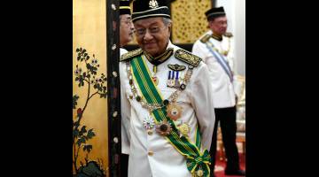 Dr Mahathir ketika tiba pada Istiadat Pertabalan Yang di-Pertuan Agong Ke-16 Al-Sultan Abdullah Ri’ayatuddin Al-Mustafa Billah Shah di Istana Negara hari ini. - Gambar Bernama 