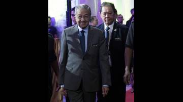 Dr Mahathir diiringi Mohamaddin hadir pada Persidangan Pelancongan Sedunia 2019 hari ini. - Gambar Bernama 