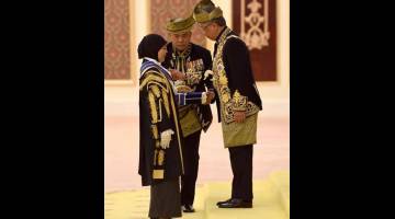 KURNIA: Al-Sultan Abdullah mengurniakan Darjah Kebesaran Panglima Mangku Negara yang membawa gelaran Tan Sri kepada Tengku Maimun pada Istiadat Pengurniaan Darjah Kebesaran, Bintang dan Pingat Persekutuan sempena sambutan Ulang Tahun Hari Keputeraan Rasmi Yang di-Pertuan Agong di Istana Negara dekat Kuala Lumpur, semalam. — Gambar Bernama